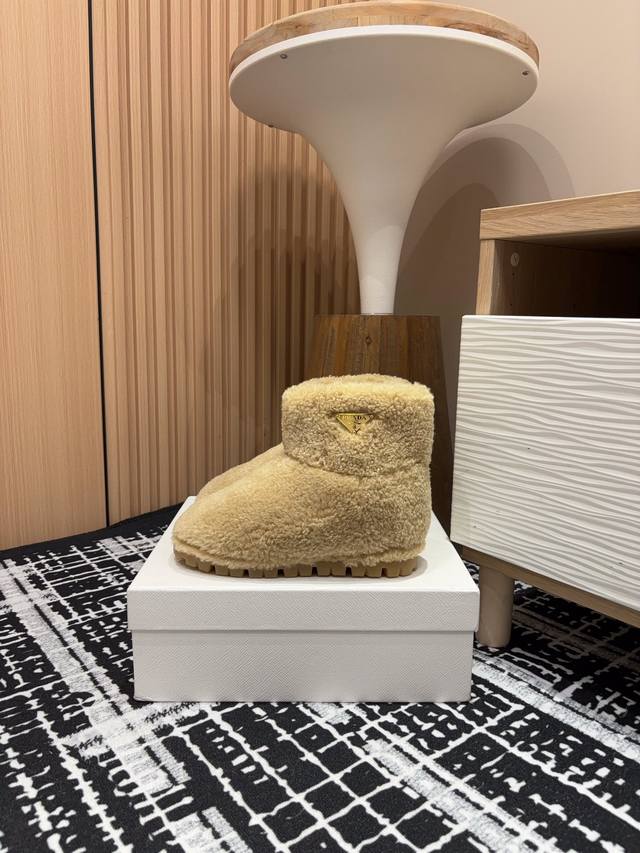 24Ss秋冬新款prada三角标羊毛绒短靴雪地靴 这款简约毛里雪地靴取材羊毛绒打造。新意迭出的三角形徽标重释为经典元素！ 鞋面：羊毛绒 内里：羊毛绒 鞋底：生胶