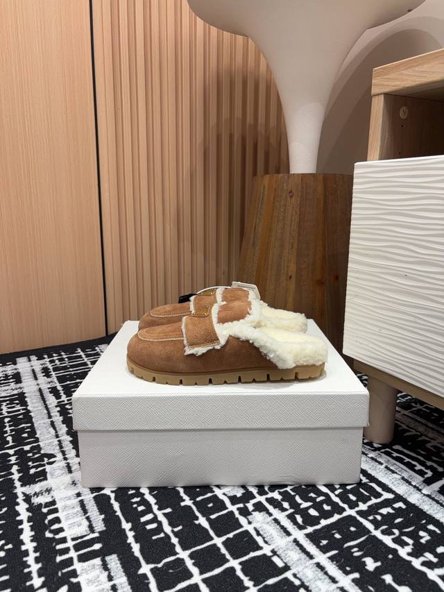 24Ss新款prad*三角标包头毛拖半拖穆勒鞋 这款穆勒鞋选用牛皮革打造，搭配羊毛衬里，呈现现代百搭廓形。鞋面点缀涂珐琅三角形金属徽标，而橡胶纹路鞋底为整个设计