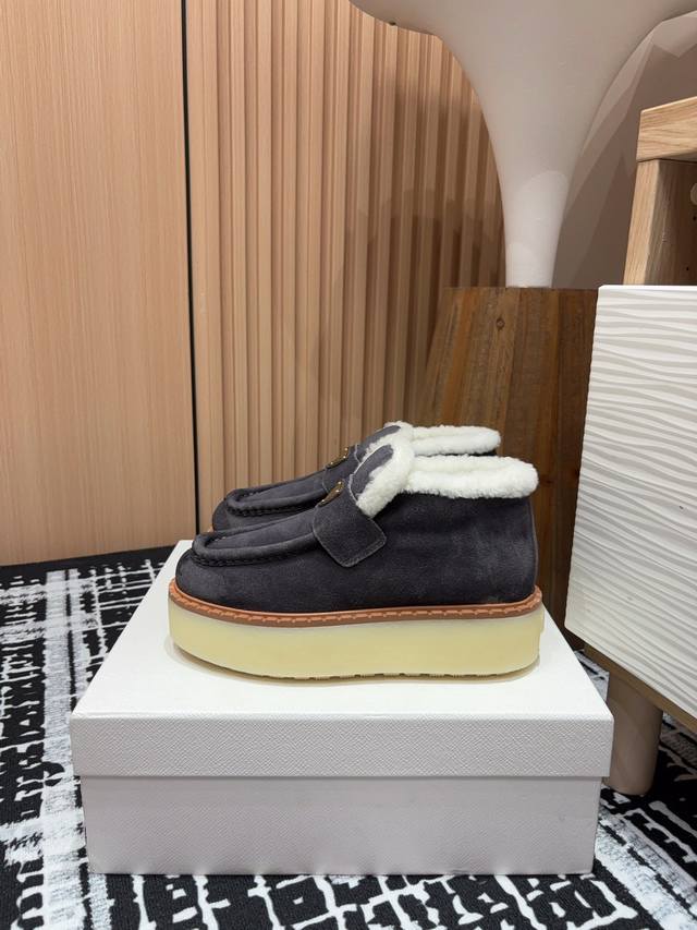 25Ss秋冬新款prada三角标厚底短靴系带雪地靴 这款简约厚底毛里短靴取材羊羔毛打造。新意迭出的三角形徽标重释为经典元素！ 鞋面：双色擦色牛绒 内里：真羊羔毛