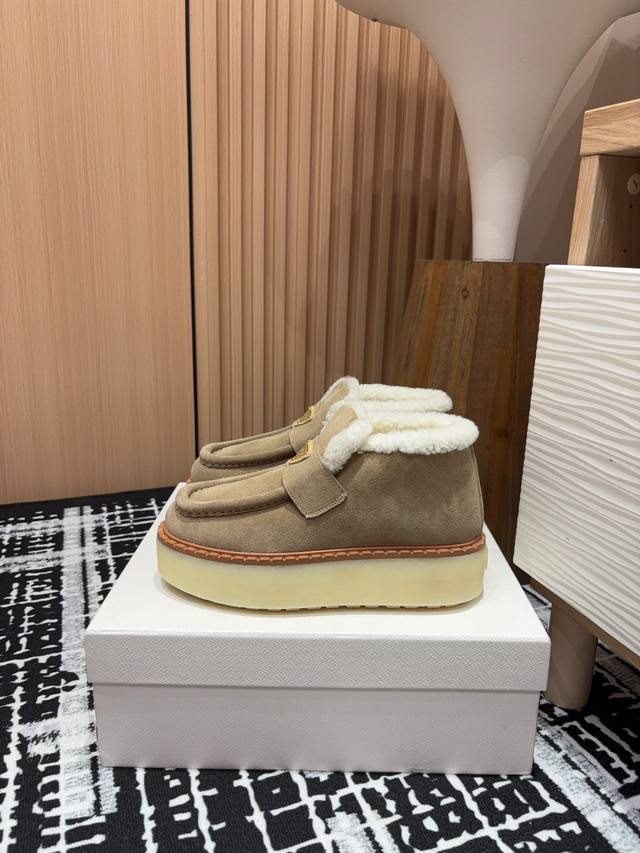 25Ss秋冬新款prada三角标厚底短靴系带雪地靴 这款简约厚底毛里短靴取材羊羔毛打造。新意迭出的三角形徽标重释为经典元素！ 鞋面：双色擦色牛绒 内里：真羊羔毛