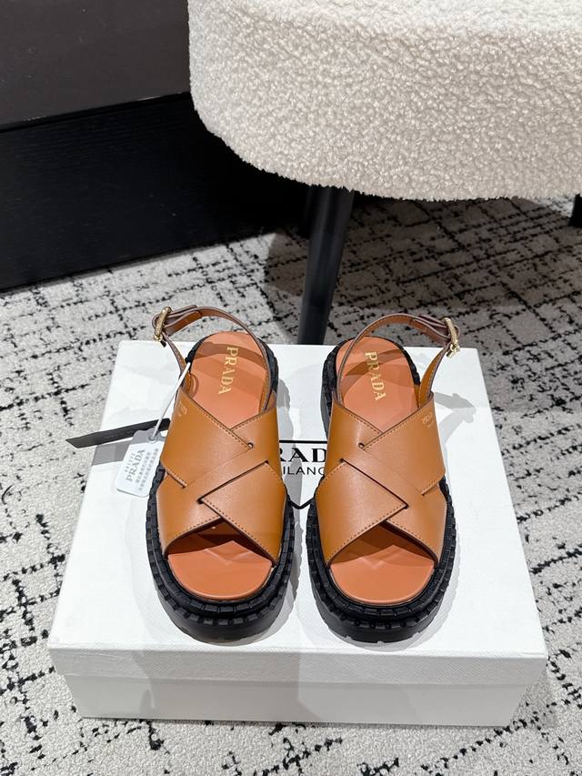 prada 普拉达 25 最新春夏 猪笼 罗马 凉鞋 一直很火的猪笼凉鞋 又出新款了！ 让整双鞋轻便舒适 鲜艳色彩 满足不同风格时髦人士的多种选择！标志性金属三