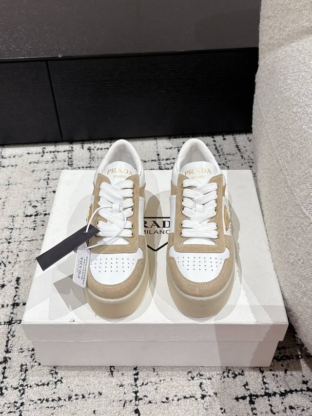 prada 普拉达 25 最新Downtown Bold系列 厚底 三角标 休闲 小白鞋 运动风设计搭配精致细节。采用穿孔皮革打造，个性的厚底呈现别具一格的现代