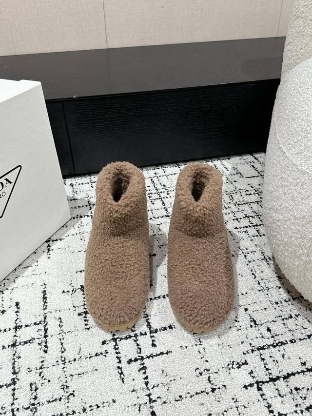 顶级版本 普拉达 prad* 24Ss秋冬毛毛泰迪雪地靴 对原版工艺 每个款式，颜色都很赞！！集舒适 可爱 时尚 高雅 百搭 ，舒适柔软，唤醒秋冬暖意。让您从早