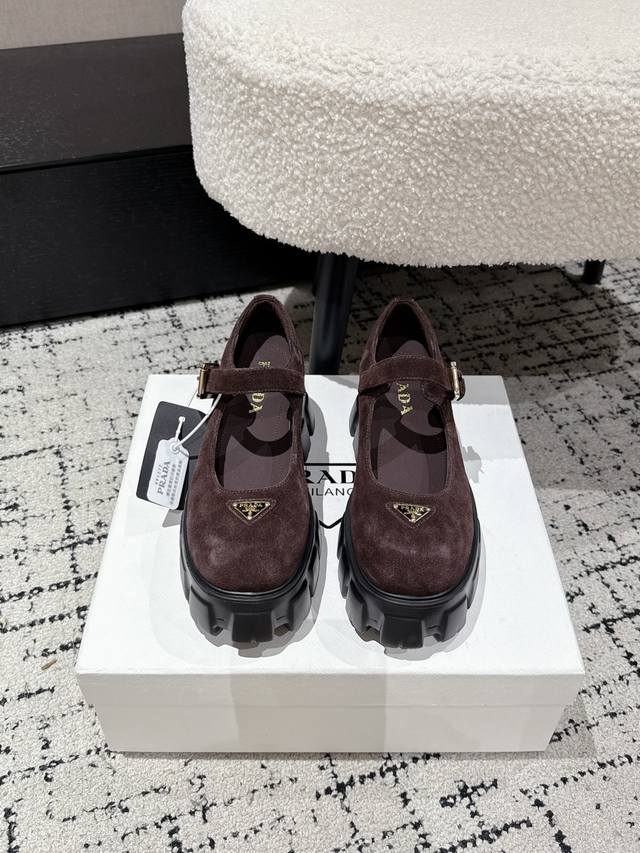 顶级版本 prada普拉达 25 Ss 新款 厚底玛丽珍单鞋 乐福鞋 复古时髦前卫的轮齿厚底鞋底搭配牛皮鞋面让整双鞋轻便舒适 鲜艳色彩 满足不同风格时髦人士的多