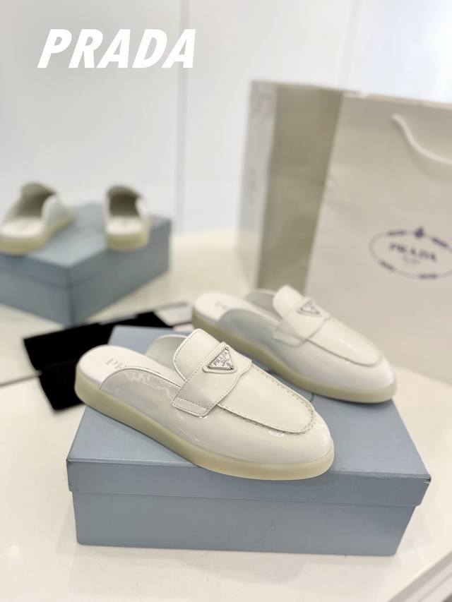 工厂p价 男20 顶级版本普拉达 情侣款 乐福鞋 半拖 低调奢华懒人鞋，富人的不二选择！ 软胶底素有踩云感之称～舒适度百分百 细腻羊猄鞋面，柔和而有质感！高级感