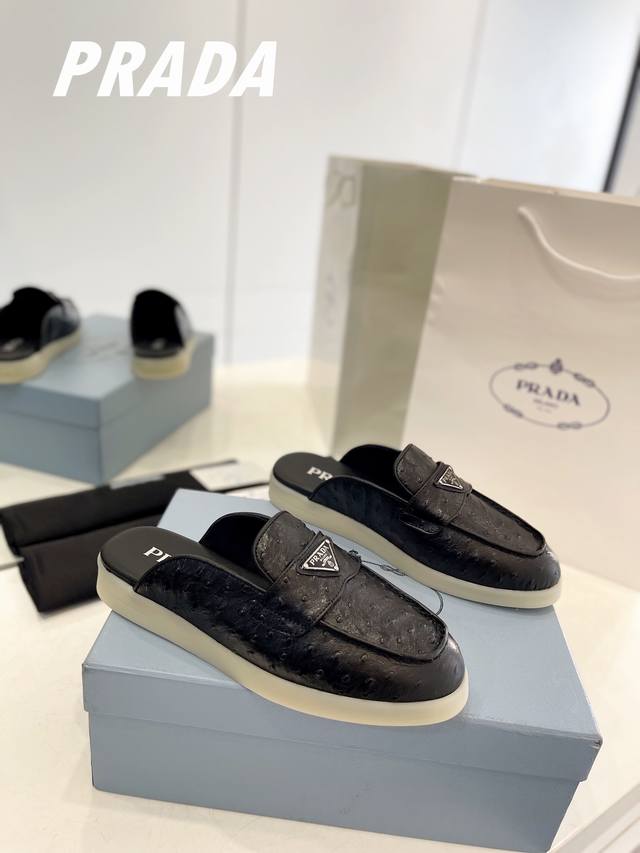 工厂p价 男20 顶级版本普拉达 情侣款 乐福鞋 半拖 低调奢华懒人鞋，富人的不二选择！ 软胶底素有踩云感之称～舒适度百分百 细腻羊猄鞋面，柔和而有质感！高级感
