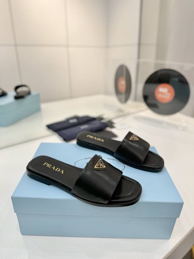 工厂p价 普拉达编制拖鞋 新款春夏现代风格的线条和原始的建筑体量定义了这些具有复杂魅力 prada三角形的标志性几何形状为鞋跟设计带来灵感，以独特的现代触感，突