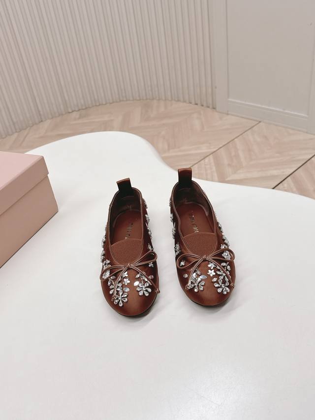 出 Miumiu26春款 新款单鞋玛丽珍鞋 楦型百搭瘦脚Yyds.造型立体饱满，上脚舒适 气场十足，原版煅面 水钻花朵设计风格 高级又优雅，细节完美 炫 潮。