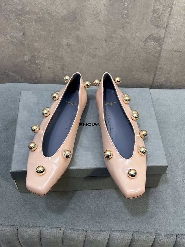 出厂 Balenciaga 巴黎世家最新走秀款金属铆钉机车朋克风芭蕾舞鞋珠珠平底玛丽珍单鞋 亮面牛皮革，配以金属铆钉点缀；铆钉工艺为品牌常用的装饰手法，用于增强