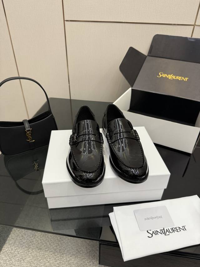 新版面女款 男款 Saint Lauren*Ysl圣罗兰25Ss新品 Ysl小Logo乐福鞋单鞋 标志性的小Logo是这双鞋的灵魂所在 以低调而精致的姿态呈现于