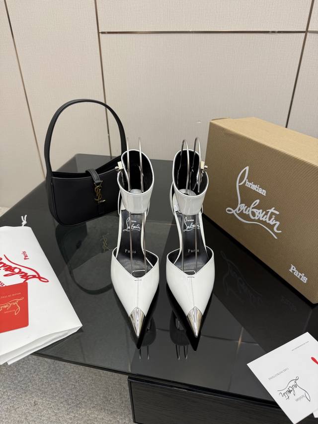 Christian Louboutin路铂廷高跟鞋，漆皮面料，红色鞋底，一字带设计显瘦。内里羊皮，意大利真皮大底，舒适好走。 码数35-42 40.41.42定