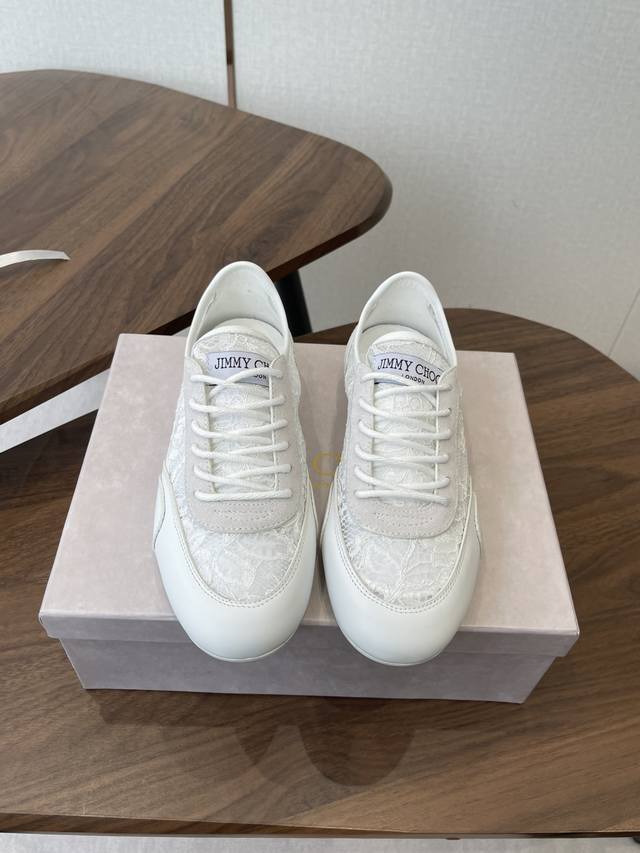 Jimmy Choo周仰杰 Sunny F 系列Jc 蕾丝 休闲鞋 运动鞋 Sunny F 系列休闲鞋，以新颖设计焕新演绎经典低帮鞋型。甄选定制花卉蕾丝面料精心