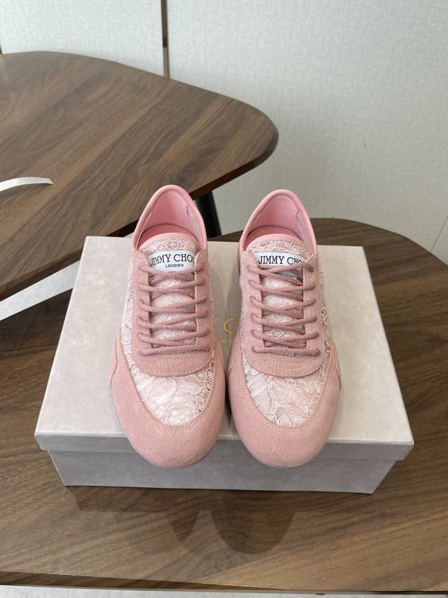 Jimmy Choo周仰杰 Sunny F 系列Jc 蕾丝 休闲鞋 运动鞋 Sunny F 系列休闲鞋，以新颖设计焕新演绎经典低帮鞋型。甄选定制花卉蕾丝面料精心