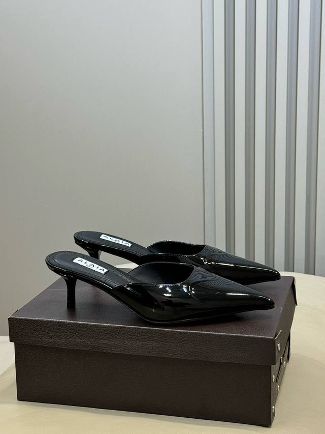 Alaia 26Ss早春新款 穿上就会心动的尖头高跟鞋拖鞋 透明设计超显腿长 Alaia爱心高跟鞋 爱心的设计简直就是会俘获每个女人的少女心 材质显高显细 穿上