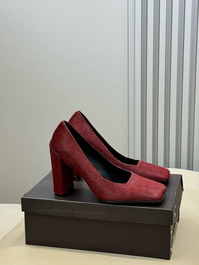 代购级Alaia 26Ss早春新款 方头粗跟单鞋 透明设计超显腿长 Alaia爱心高跟鞋 爱心的设计简直就是会俘获每个女人的少女心 材质显高显细 穿上就觉得自己