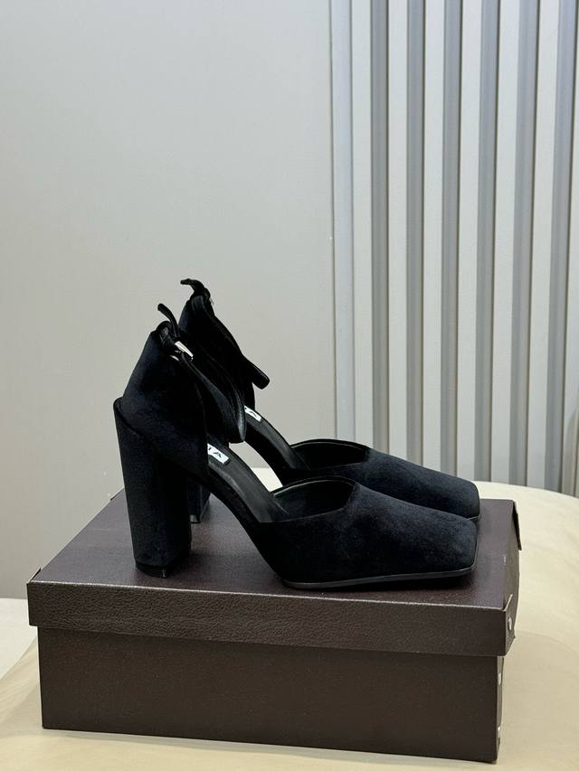 代购级Alaia 26Ss早春新款 方头粗跟凉鞋 透明设计超显腿长 Alaia爱心高跟鞋 爱心的设计简直就是会俘获每个女人的少女心 材质显高显细 穿上就觉得自己