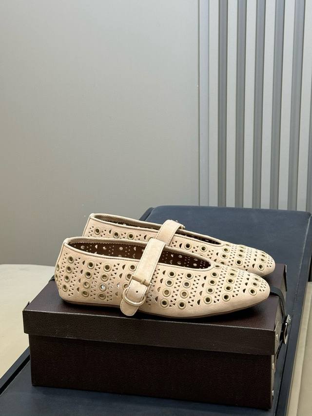 代购级Alaiai 26早春新款平底芭蕾舞鞋 大家对Balletcore 芭蕾风的印象是不是还停留在柔和色调和绑带的元素，Alaia来向你展示芭蕾美学的进阶版！