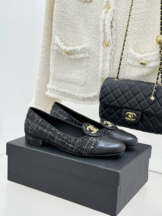 Chane*｜小香26C新款双C拼色单鞋 这双单鞋真的把摩登与优雅焊在了脚上 谁穿谁是行走的香奈儿女郎 早春必入的神仙单品 闭眼冲不踩雷！ 鞋身点缀最瞩目的双C