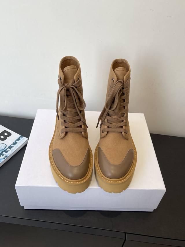 Celine 赛琳 爆款 复古厚底 马丁靴 短靴 网红爆款来袭 各大网红抢先体验、Celine网红Ins种草神器、非常复古风、气场十足单品、设计风格非常新颖、高