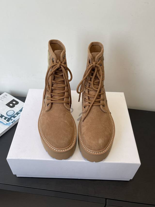 Celine 赛琳 爆款 复古厚底 马丁靴 短靴 网红爆款来袭 各大网红抢先体验、Celine网红Ins种草神器、非常复古风、气场十足单品、设计风格非常新颖、高