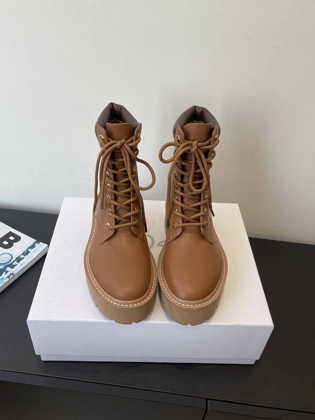 Celine 赛琳 爆款 复古厚底 马丁靴 短靴 网红爆款来袭 各大网红抢先体验、Celine网红Ins种草神器、非常复古风、气场十足单品、设计风格非常新颖、高