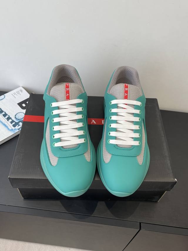 prada 普拉达 经典运动鞋 男款休闲鞋 采用进口纯色牛皮 拼接网孔牛皮鞋面 立体几何分割 精工制造 缝线均匀 皮质质感一览无余 多色拼接 时尚大方 柔软舒适