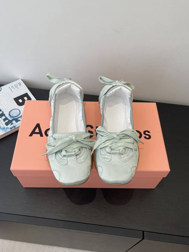 2670新色系！Acne Studios 新款芭蕾舞运动鞋 Acne Studios将运动鞋与当下热门的芭蕾舞鞋元素结合首次推出芭蕾舞运动鞋 整双鞋也参考了芭蕾