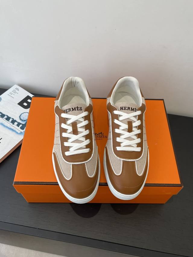 男款10 Hermes 爱马仕 2026春夏最新款 德训鞋 休闲鞋 情侣款 专柜非常难配货 采用本质线条的“H斜切”钻孔设计 呈现时尚城市和新复古风格 简约设计