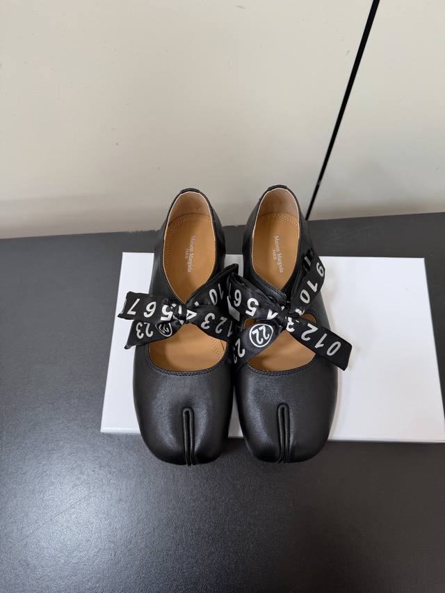 Maison Margiela Mm6 Tabi分趾鞋 蝴蝶结数字织带系带玛丽珍单鞋 高級出街的単品 可正式 可休闲 恰到好处的拿捏住了松弛感真的很难不爱它 欢