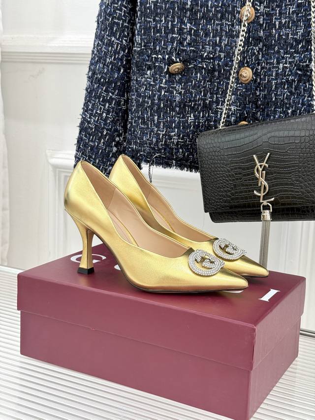 出厂价p Gucci 古驰26Wf早春水钻尖头 高跟鞋单鞋 溯源佛罗伦萨文艺复兴底蕴 这双高跟鞋单鞋以“回归本源 将品牌百年Dna与优雅美学融于鞋履 钻光流转间