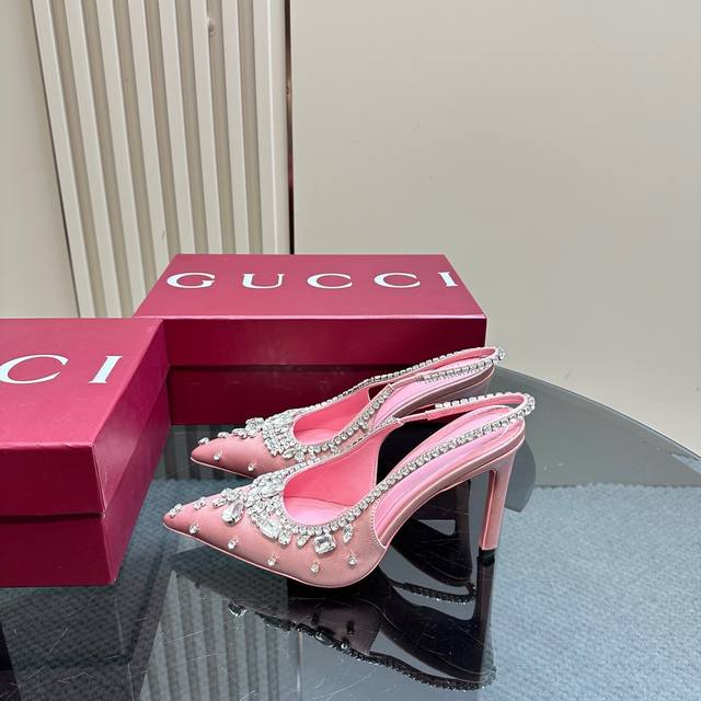 工厂p价 Gucci 26S春夏新品水钻糖果色 后带凉鞋高跟 G家在体现高级感这块 总让人大写的服气 看起来蛮简单的款式 但上脚就莫名很高阶 非常性感 让你轻松