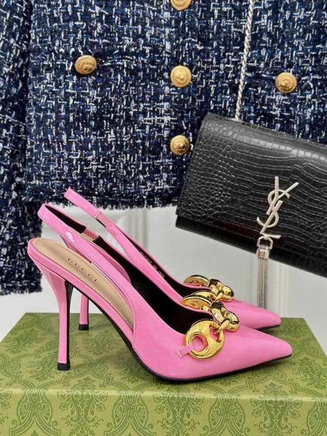 出厂价p Gucci 25S 金属链条后空凉鞋 长到心巴儿上了~爱了~爱了！ 元气少女 活力满满 随意搭配轻松搭出时尚感 面料采用进口小牛漆皮 内里采用进口羊皮