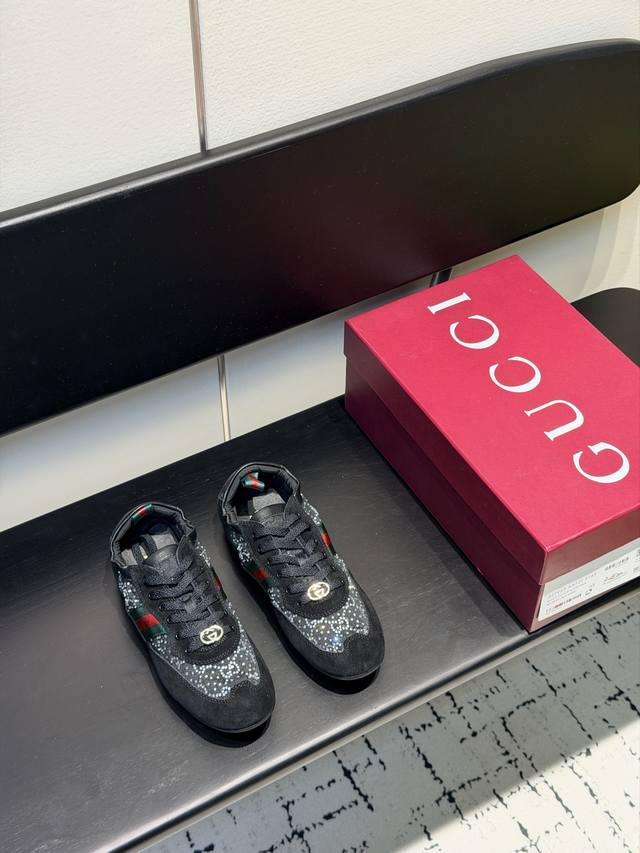 Gg水晶钻鞋超级轻盈柔软到可以卷起来的一双跳舞鞋。棕色牛反绒面+Gg布，精心缀饰Gg水晶钻。轻盈质感与闪耀外观兼具。鞋口羊皮包缝橡筋工艺。张驰有度，驰骋随心所欲