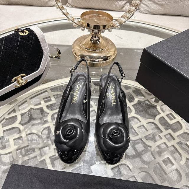 Chane* 小香26Ss早春新款拼色圆头单鞋 后空凉鞋 香奶奶春夏新品超美单鞋~好穿又高级的后空凉鞋～焕新演绎小香系列标志性风格。别致面料拼接鞋头，展露优雅韵