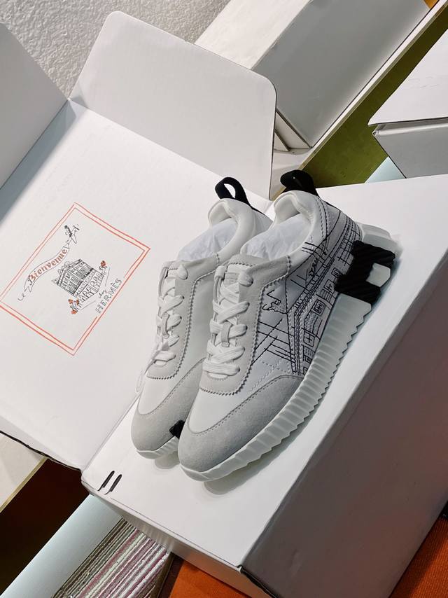 爱马仕高端男女码同价，电绣系列 20Herme S Ss24 New Arrival～ 专柜大热情侣款，H家配货首选鞋履！ 是爱马仕经典款 每一季都会出很多颜色