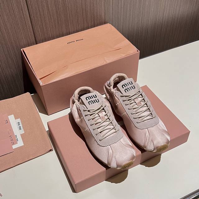 出厂价pp： Mm 缪缪2025早春新款plume运动鞋 超轻设计与缎面精髓相遇，唤起经典芭蕾舞鞋的魅力，探索精致的色彩搭配和独特细节，展现Miu Miu的实验