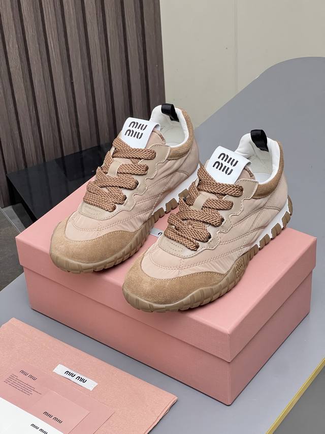 Mm 缪缪2025春夏新款德训鞋火火来袭上脚舒适度拉满 好看好穿又轻便 随意搭配 筒约又高级，大胆前卫的设计，Miu Miu风格融于此款厚底帆布运动鞋的简约线条