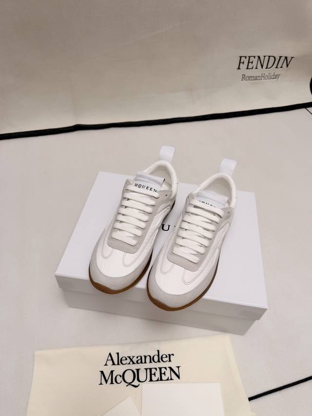 出厂价pp： Mq 麦昆2026早春新款Ec1德训运动鞋 简约设计融合复古美学，明线勾勒利落轮廓，撞色细节提升视觉层次，兼具休闲与通勤风格的百搭之选 流畅的圆形