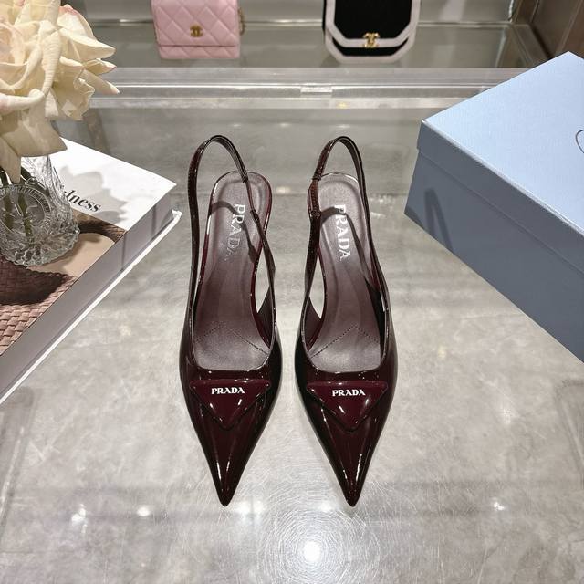 prada 普拉达 25 出厂价pp皮面 专柜走秀款尖头凉鞋 三角扣标 高跟 早春走秀款！ 鞋面：高定制开边珠、漆皮，羊猄面 内里：进口水染羊皮 大底：原版意大