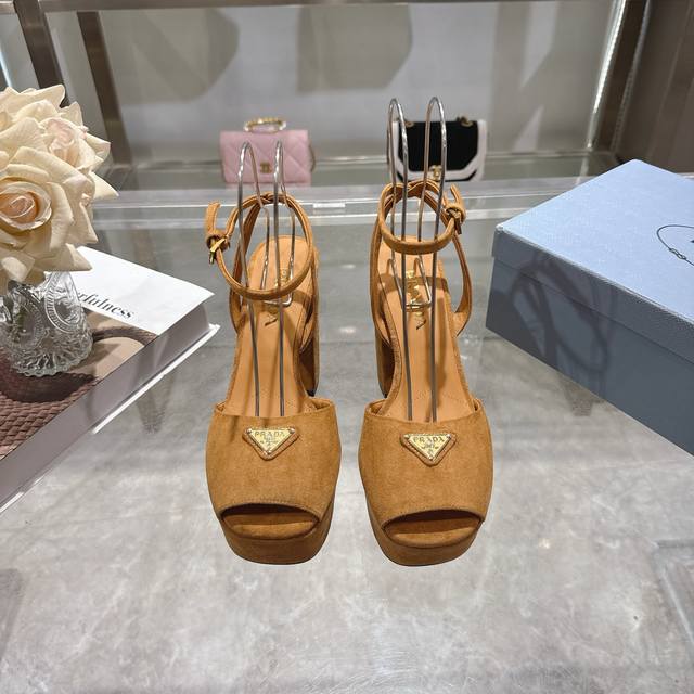 出厂价pp 2026春款新款 prada 普拉达 三角标Vs丝印Lg防水台厚底粗跟凉鞋。舒适度与时髦度并存，每个颜色搭配都好看，设计搭配不同风格需求水台加跟轻松