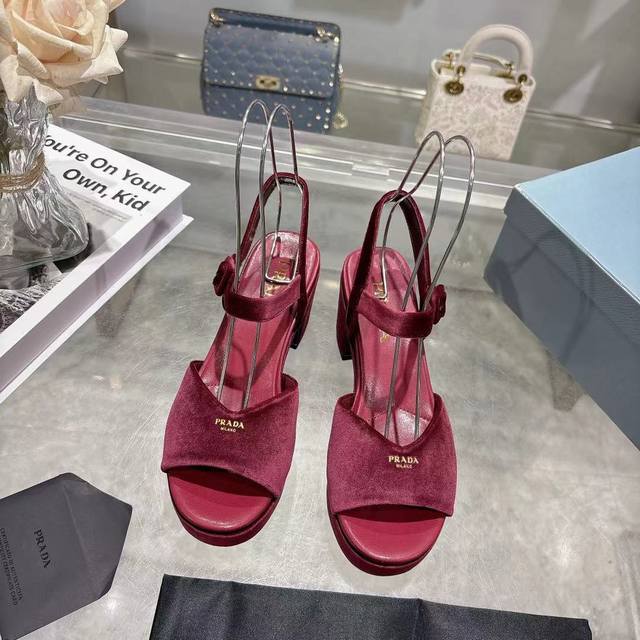 出厂价pp 2026春款新款 prada 普拉达 三角标Vs丝印Lg防水台厚底粗跟凉鞋。舒适度与时髦度并存，每个颜色搭配都好看，设计搭配不同风格需求水台加跟轻松