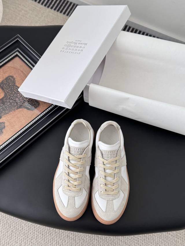 Maisonmargiela Mm6今年最好看的休闲鞋 视觉上没有其他休闲鞋那么普通 但又非常显腿细上脚非常舒服 好搭配衣服而且鞋子也不重 Size:35-40