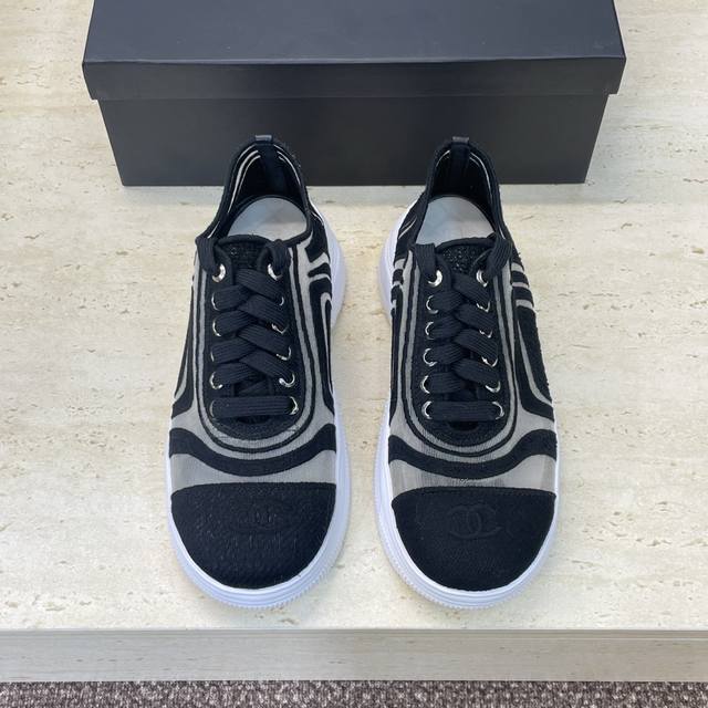 工厂p价p Chanel 香奈儿2026早春走秀新款系带镂空网面电绣休闲女跑鞋 小香双C字母Logo厚底圆头运动老爹鞋 材质:鞋面进口环保透气网面电绣工艺+水染