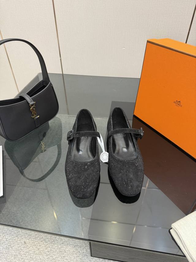 工厂p价p 莞货 代购级 爱马仕 Hermes 2025秋冬新款Light 水钻拼色芭蕾舞娃娃女鞋 H家字母Logo平底圆头玛丽珍乐福单鞋 材质：鞋面进口羊猄皮