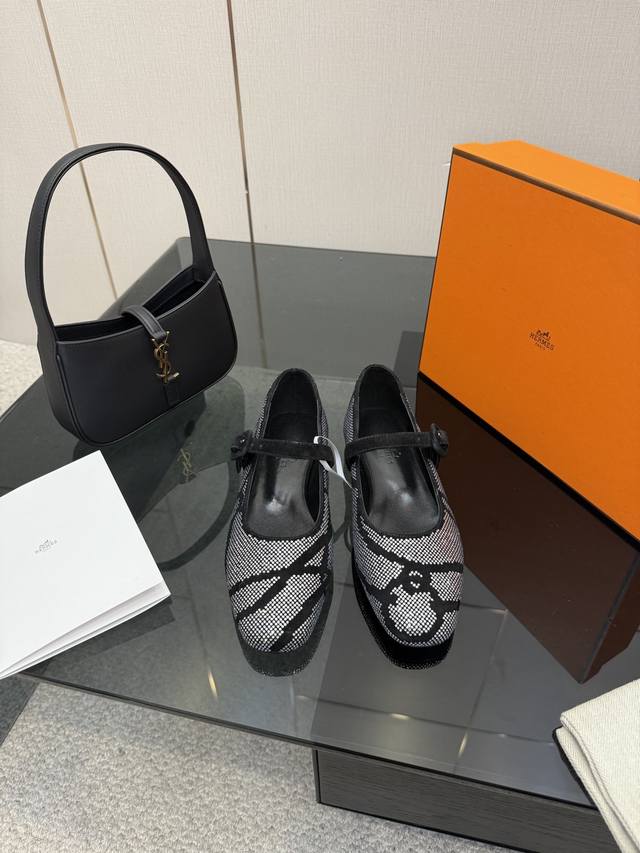 工厂p价p 莞货 代购级 爱马仕 Hermes 2025秋冬新款Light 水钻拼色芭蕾舞娃娃女鞋 H家字母Logo平底圆头玛丽珍乐福单鞋 材质：鞋面进口羊猄皮
