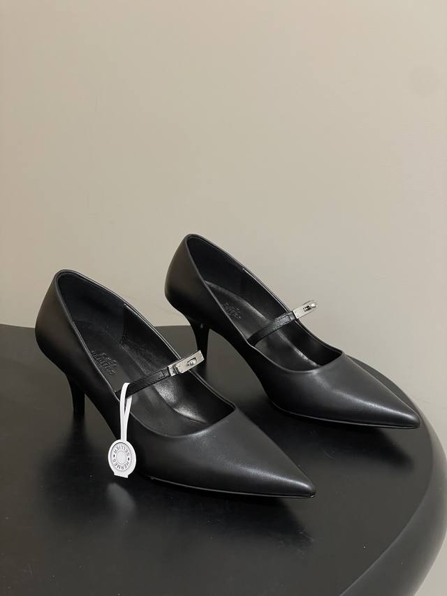 顶级品质 Hermes 爱马仕 H家26S春夏新款 Majeste60高跟鞋系列尖头猫跟高跟鞋 经典Kelly扣高跟单鞋 尖头设计经典且时尚，能够在视觉上拉长腿