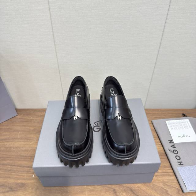 Hogan霍根 乐福鞋 700系列 小皮鞋 厚底 高版本 采用个性的厚底设计，蒋醒目的H标志嵌入标志性H-Stripes鞋底 学院风乐福鞋以丝绒般的翻绒皮制成