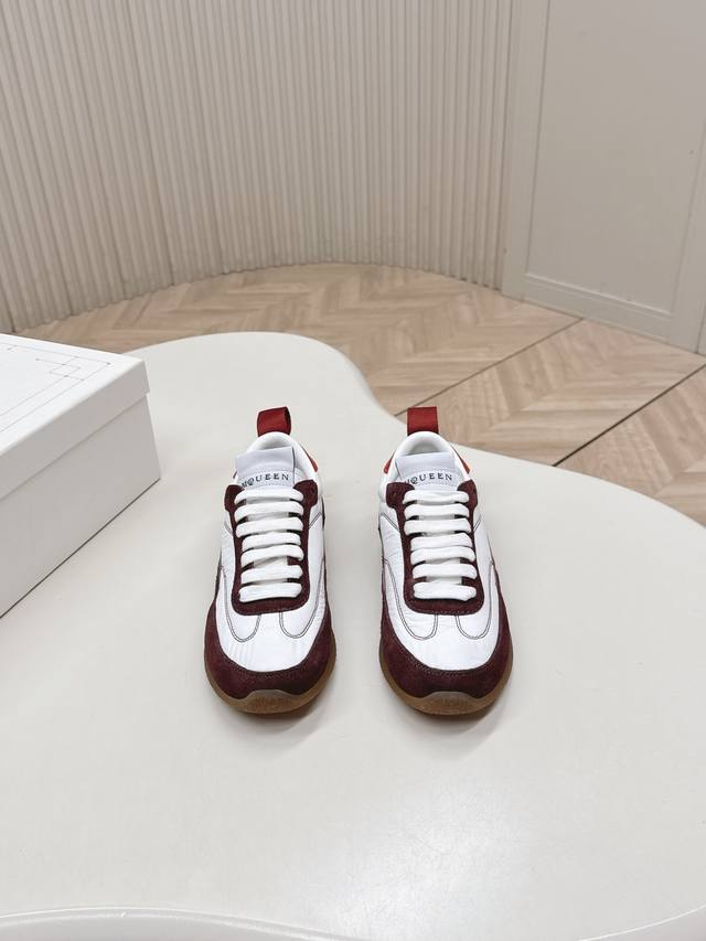 加新色！出 Mcqueen 麦昆 Ec1 26Ss新款 小白鞋 德训运动鞋 当下最火爆的一款的德训鞋 灵感来自经典复古学院风，全新演绎经典，轻便、舒适、透气的四