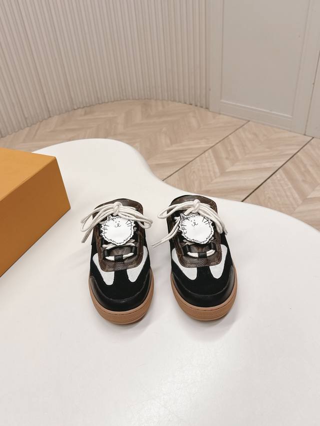 出 Lv&Grace联名款26款可爱猫猫鞋半拖鞋 Lv结合猫咪艺术家Grace带来全新系列 'w,*呆萌猫星人可爱来袭 猫猫祟祟，可爱出击 个性半拖板鞋 时尚百