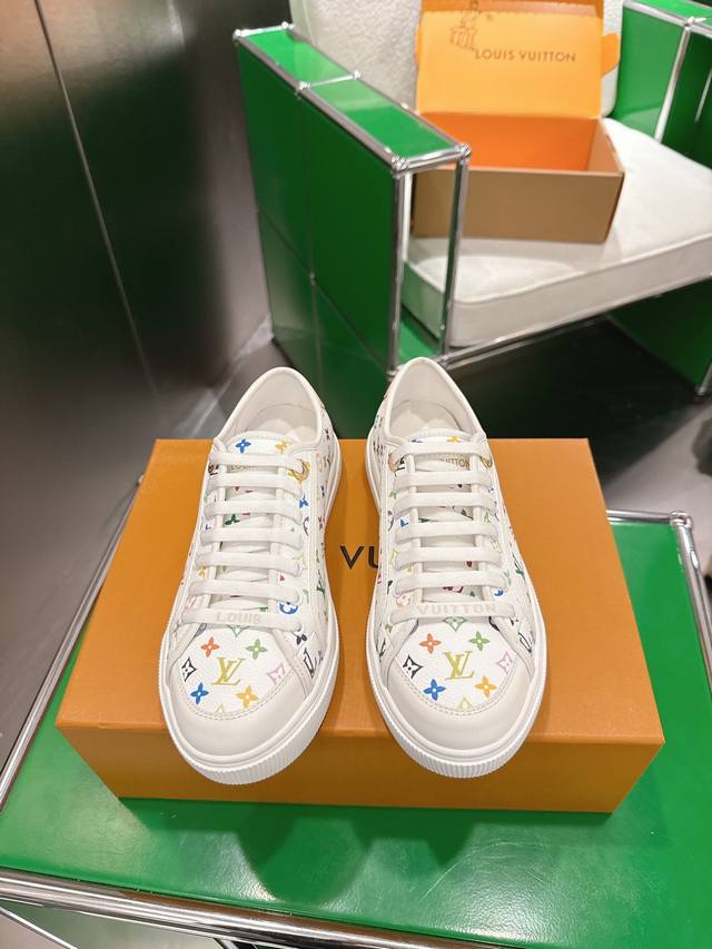 Lv 路易威登Lagoon 运动鞋 Lv Lagoon 运动鞋取材 Monogram 丹宁布，为经典设计注入复古气息。皮革饰边跃现路易威登标识，铭纹孔眼、镶边和